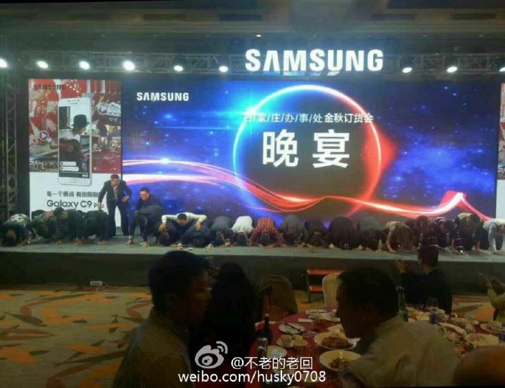 samsung-china-kneeling