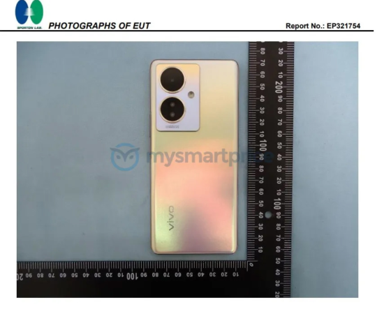vivo-Y78-smartphone with a square camera module